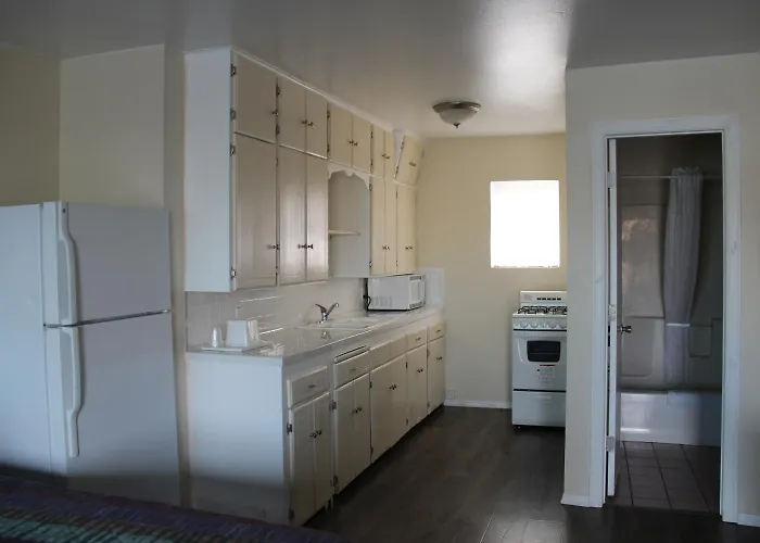 Economy 2* Safford